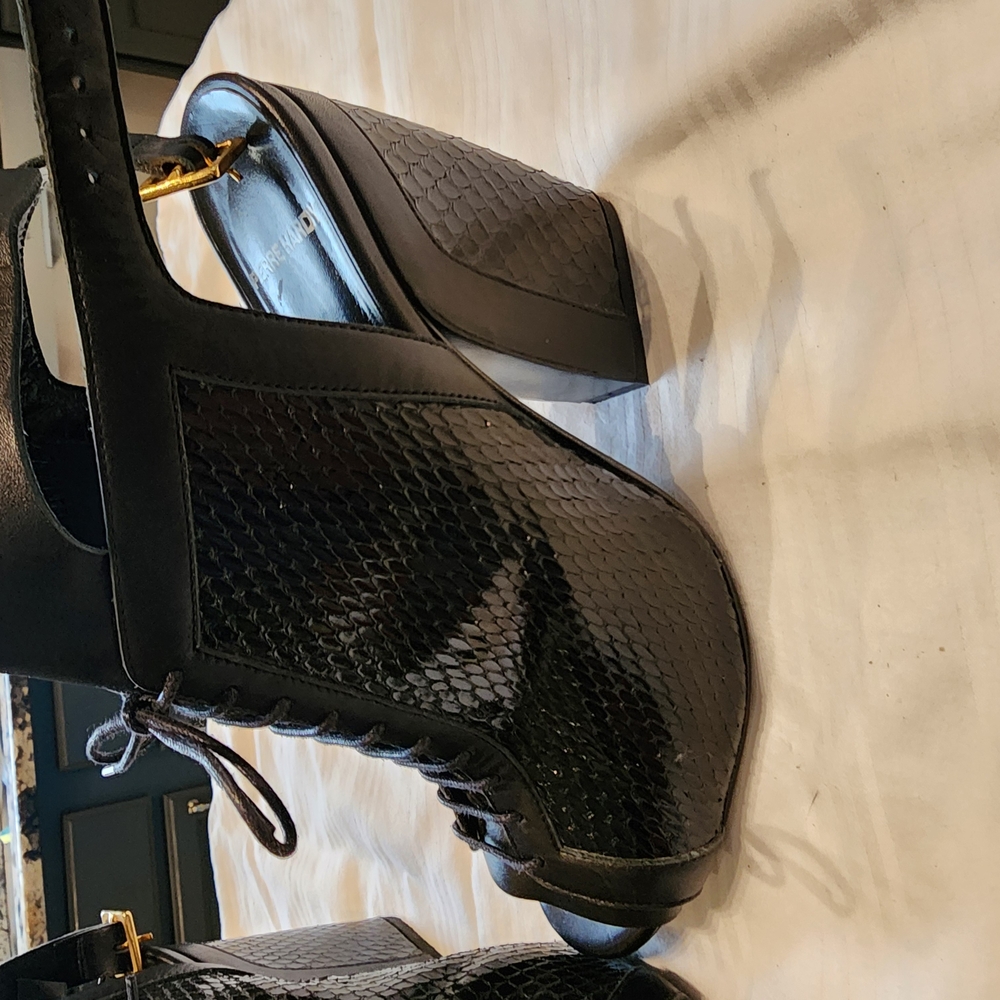 Chic Black Textured Heels